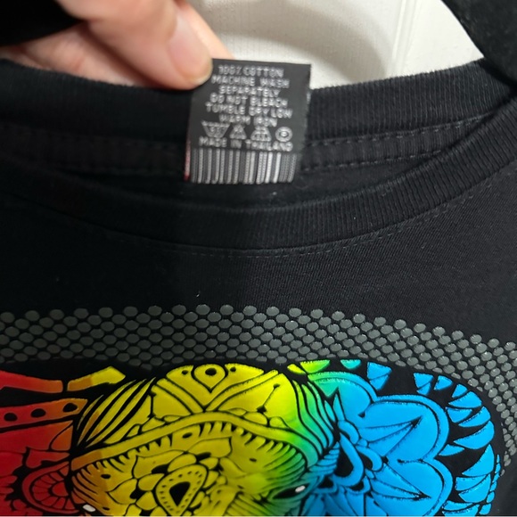 Neón Elephant Graphic Tee - Picture 6 of 7